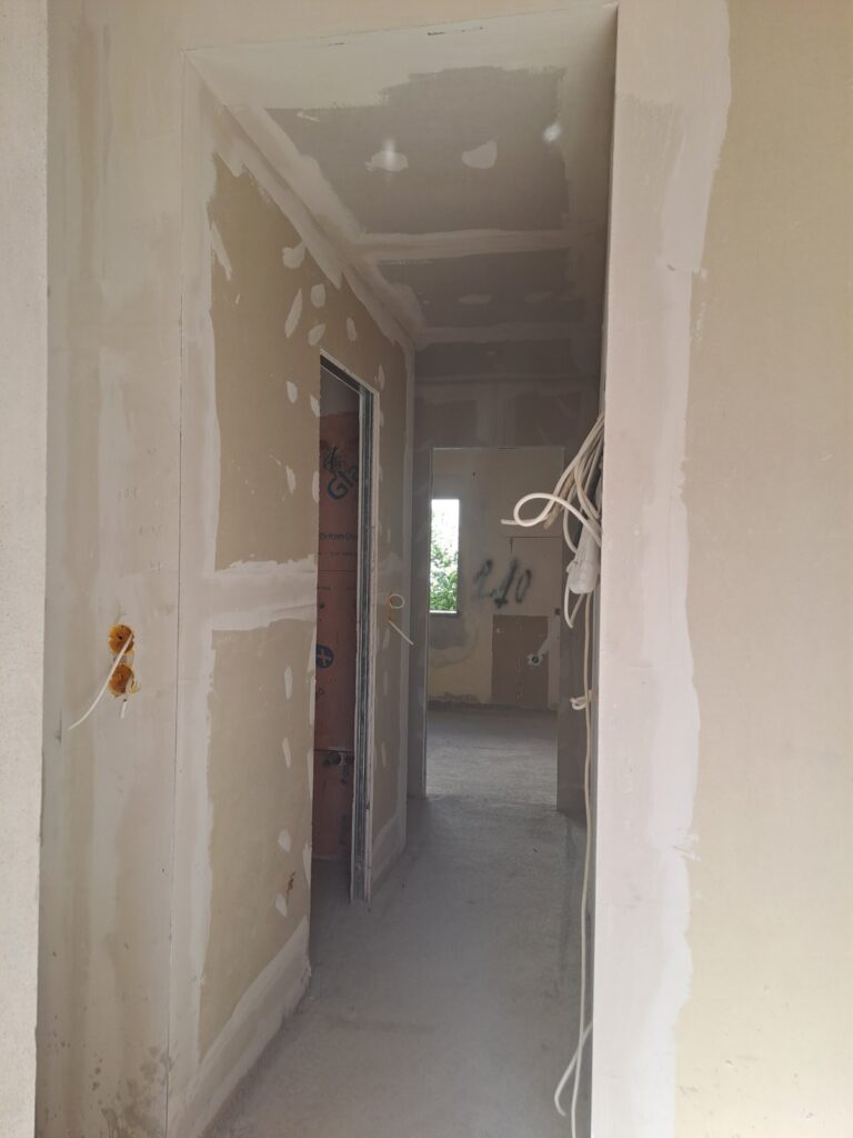 διάδρομος δωματίων και μπάνιου