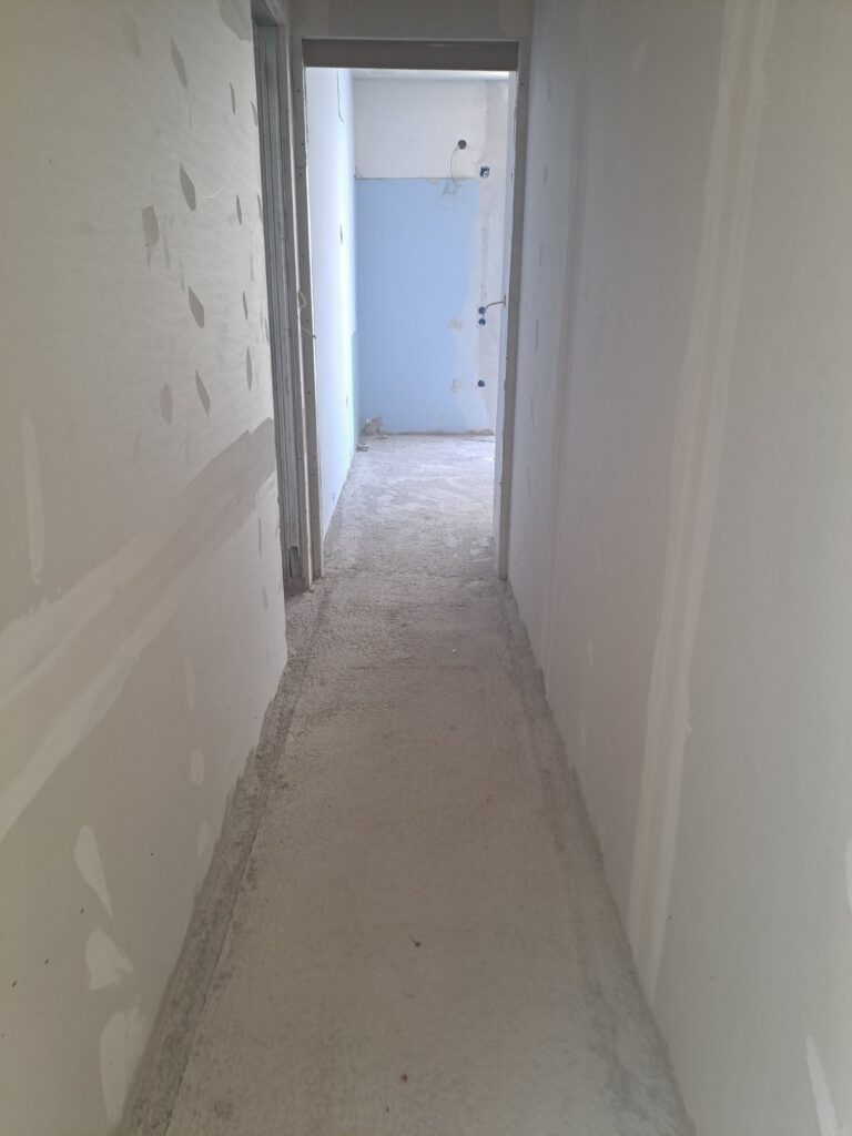 διάδρομος δωματίων και μπάνιου