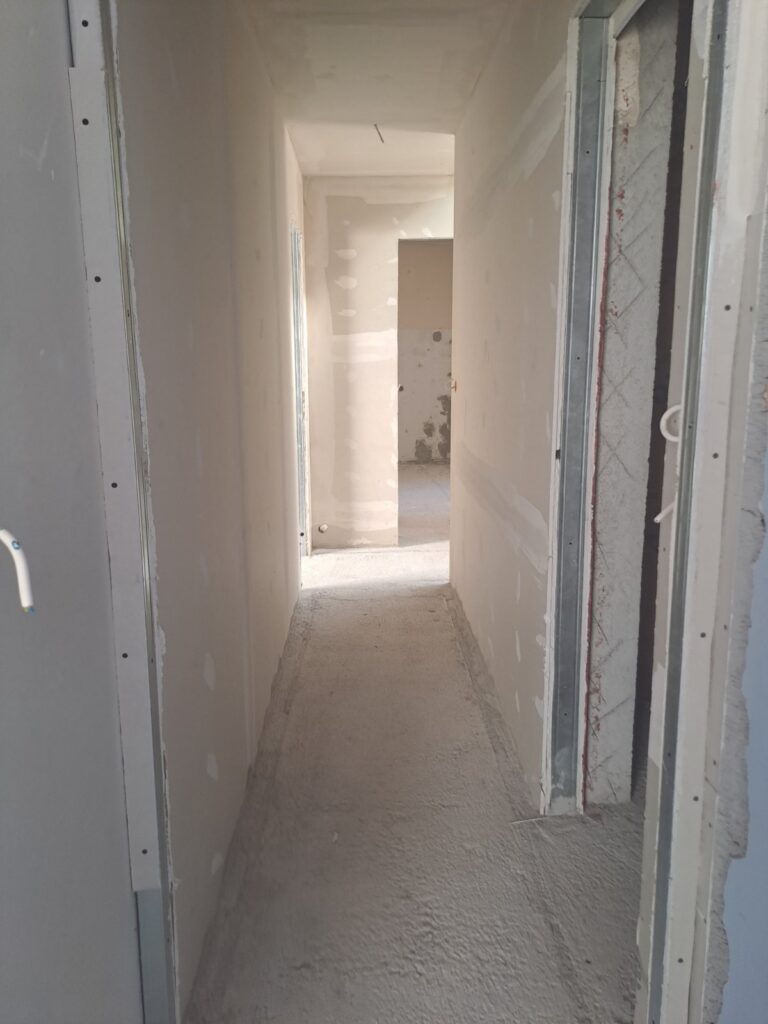 διάδρομος δωματίων και μπάνιου