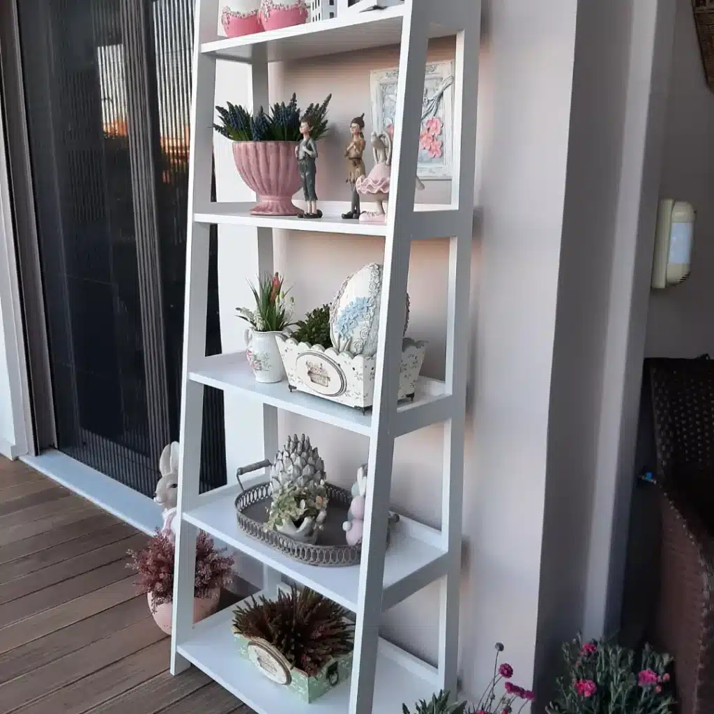 Ραφιέρα με διάφορα διακοσμητικά