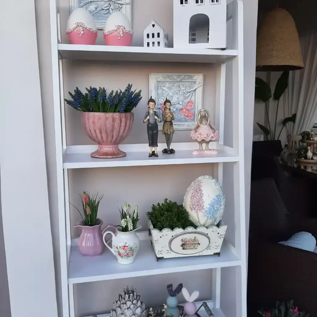 Ραφιέρα με διάφορα διακοσμητικά