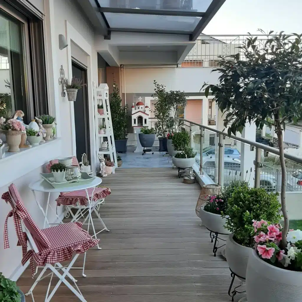 Γλάστρες με φυτά στο μπαλκόνι