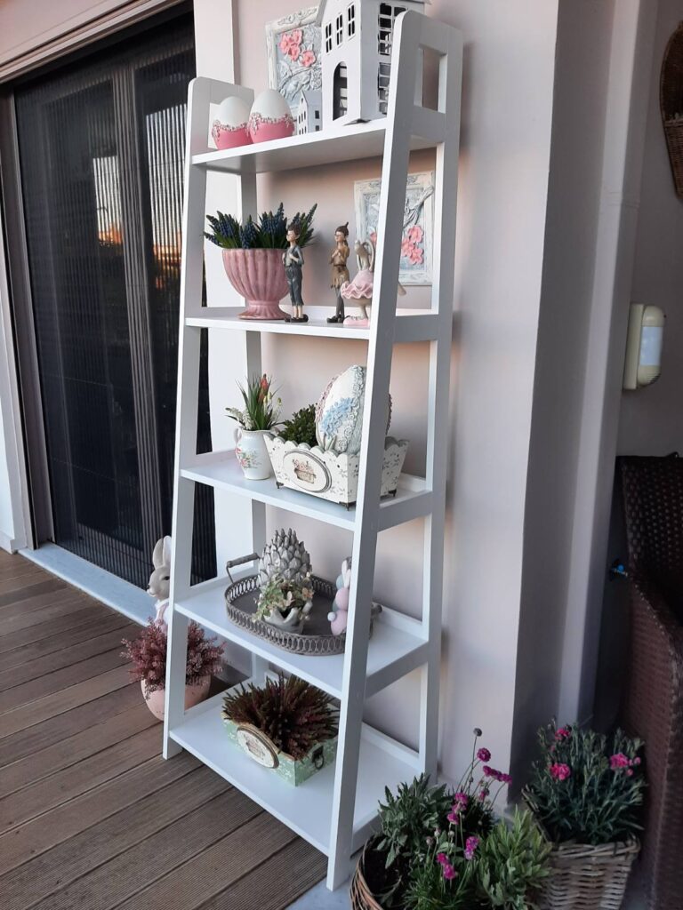 Ραφιέρα με διάφορα διακοσμητικά