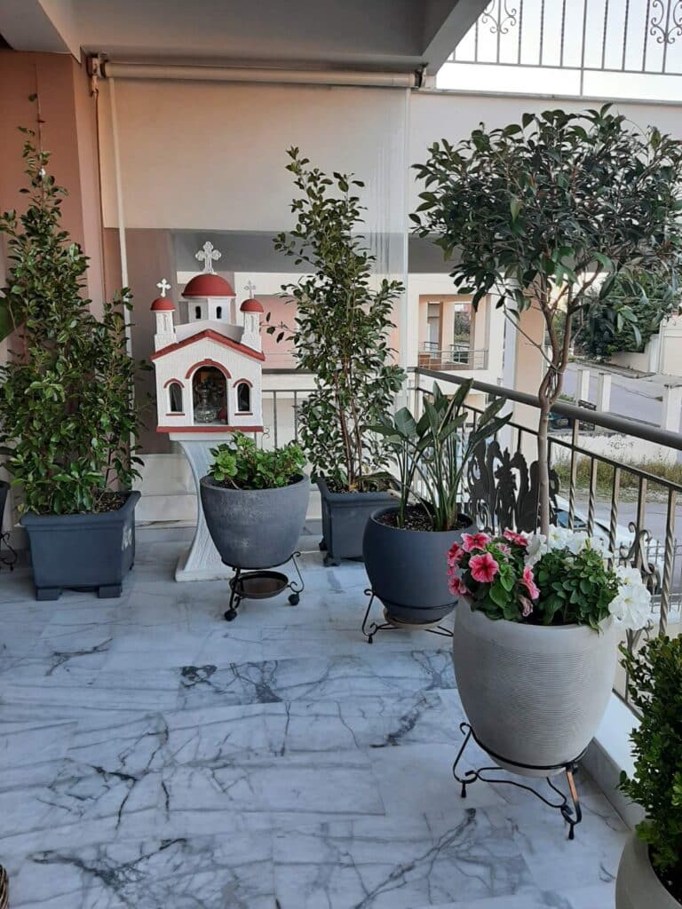 Γλάστρες με φυτά στο μπαλκόνι