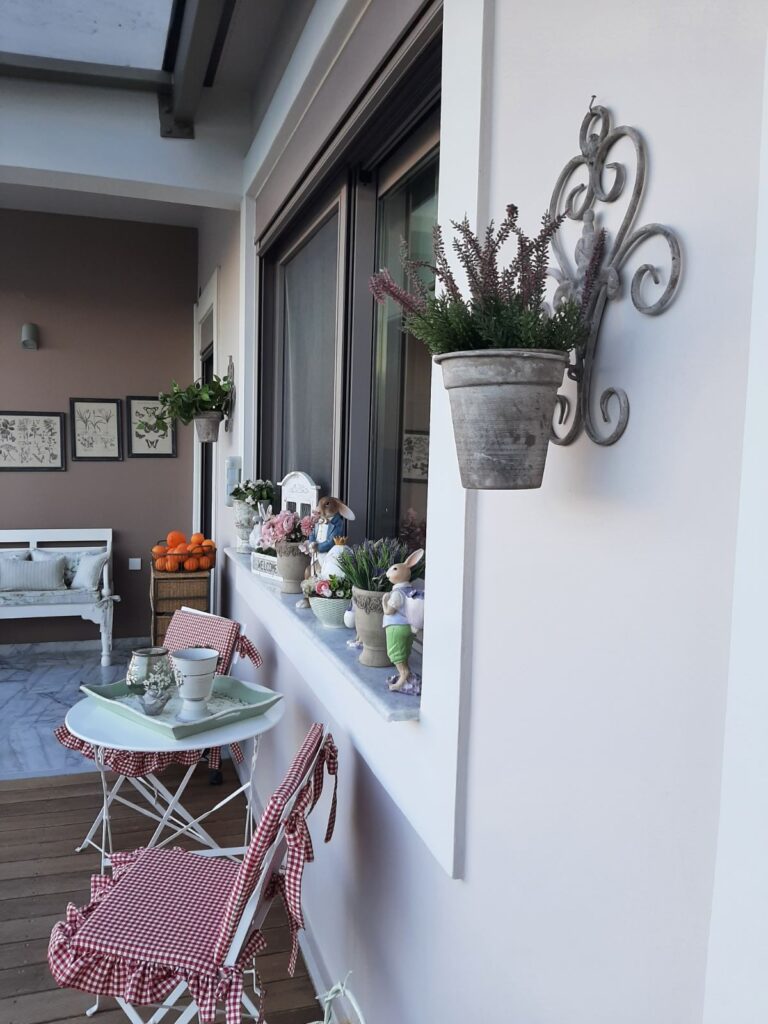 Γλάστρες με φυτά στο μπαλκόνι
