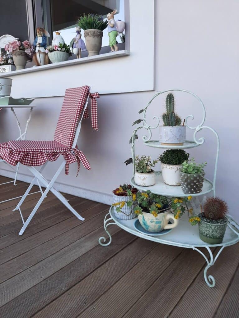 Γλάστρες με φυτά στο μπαλκόνι