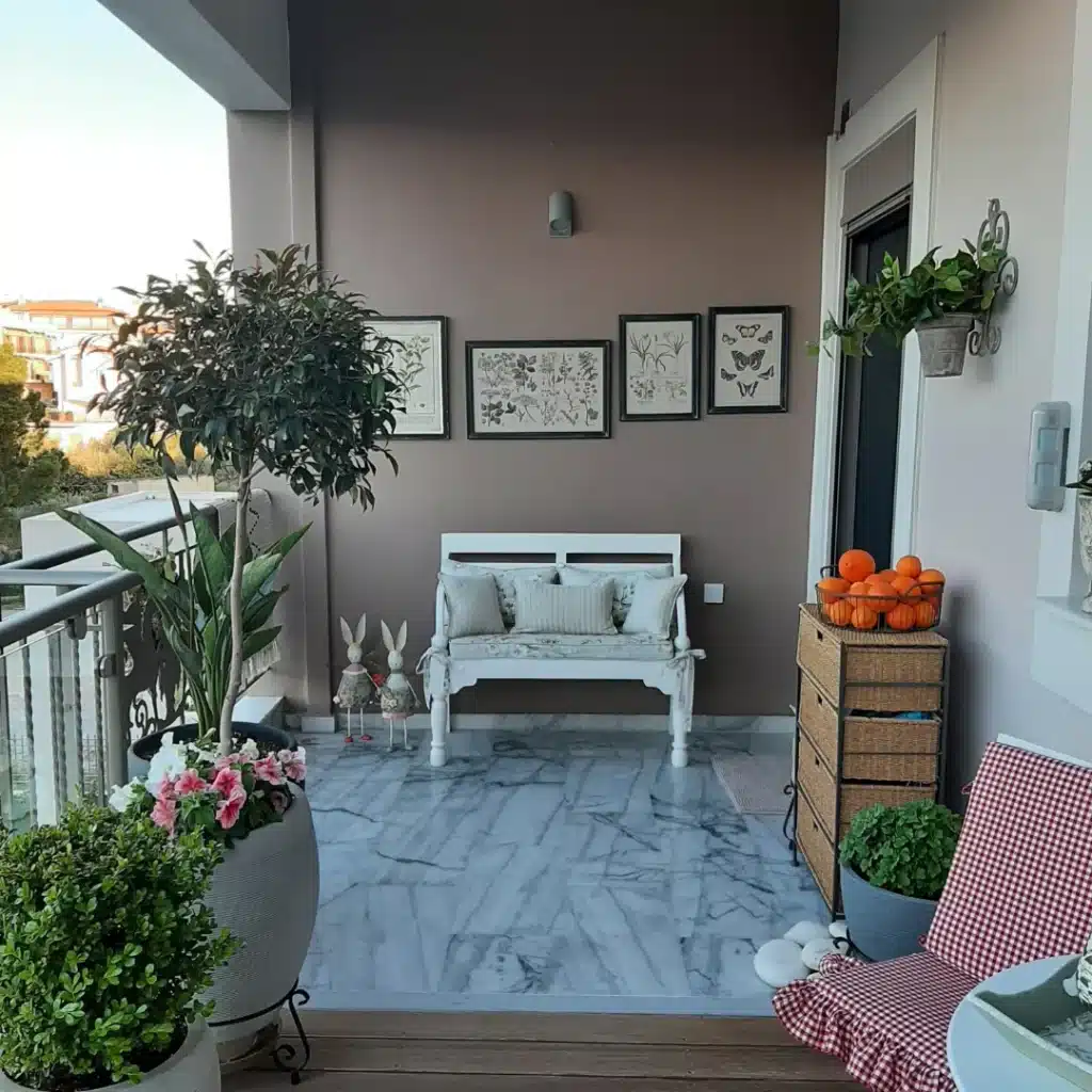 Γλάστρες με φυτά στο μπαλκόνι