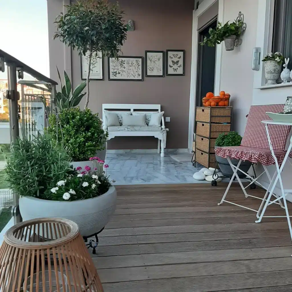Γλάστρες με φυτά στο μπαλκόνι