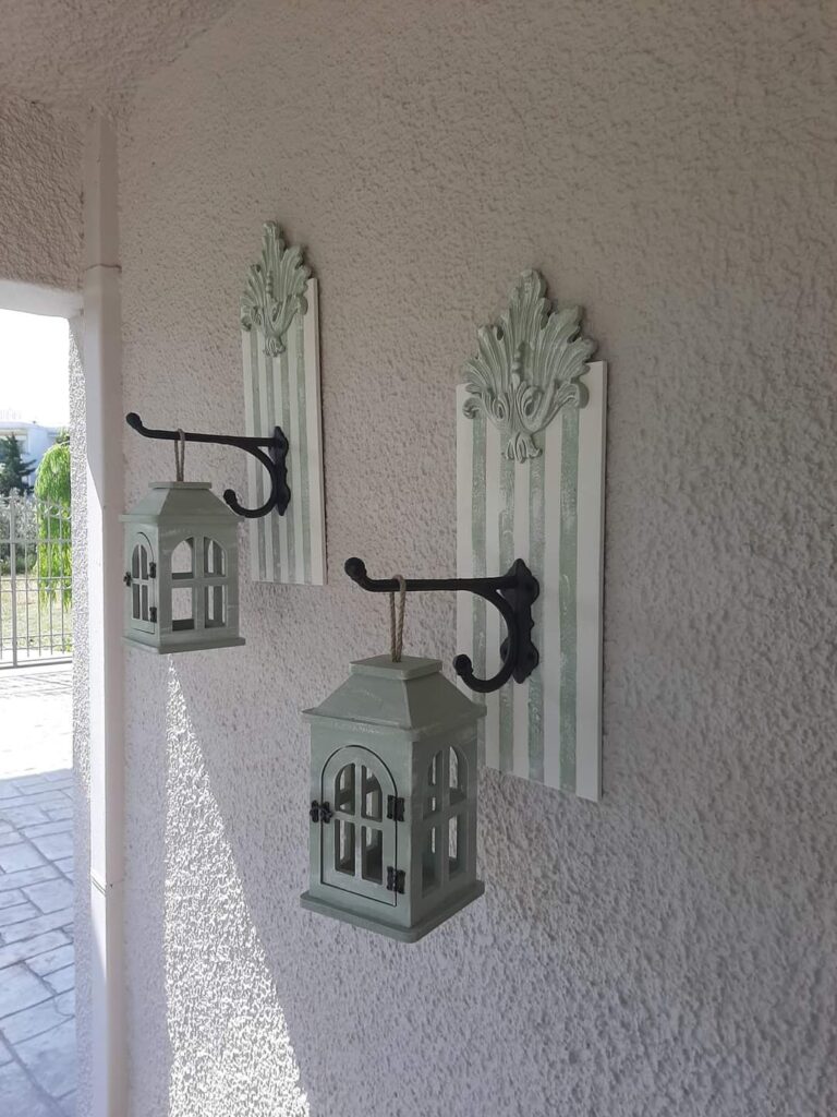 Διακόσμηση γωνιάς κήπου με κρεμαστά αξεσουάρ