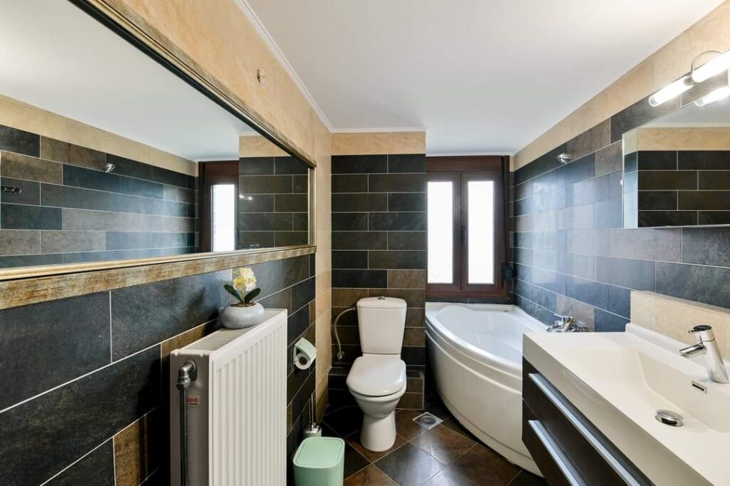 Μπάνιο με μπανιέρα