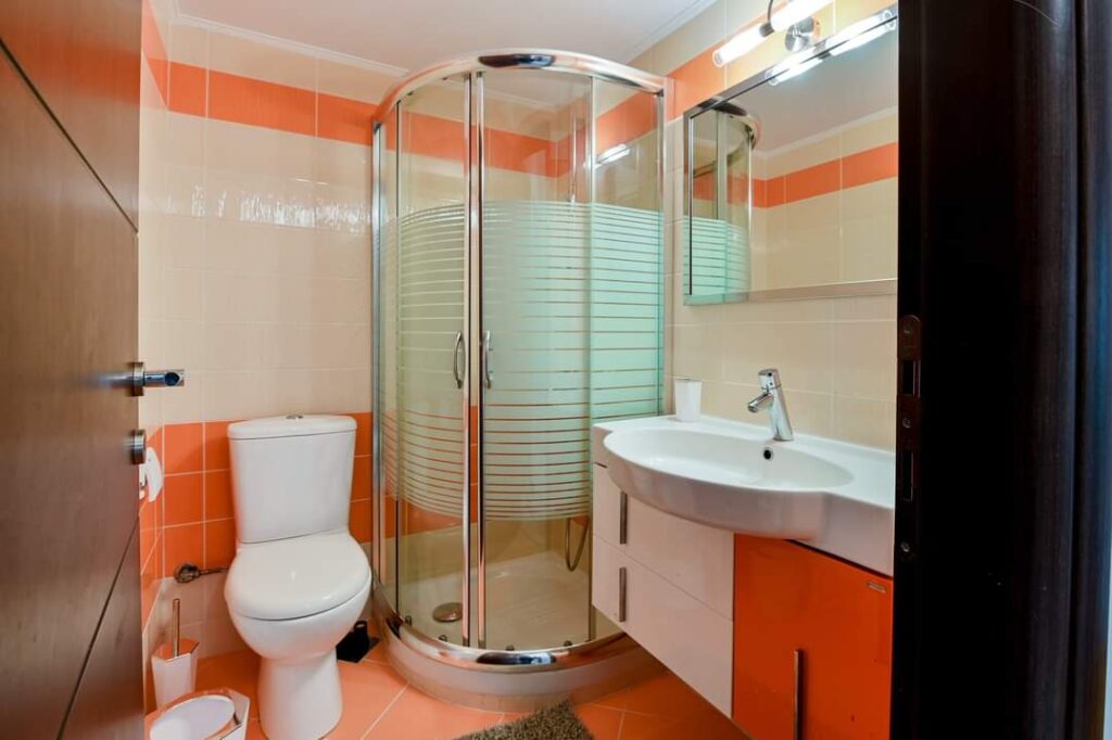 Μπάνιο με καμπίνα ντουζιέρα