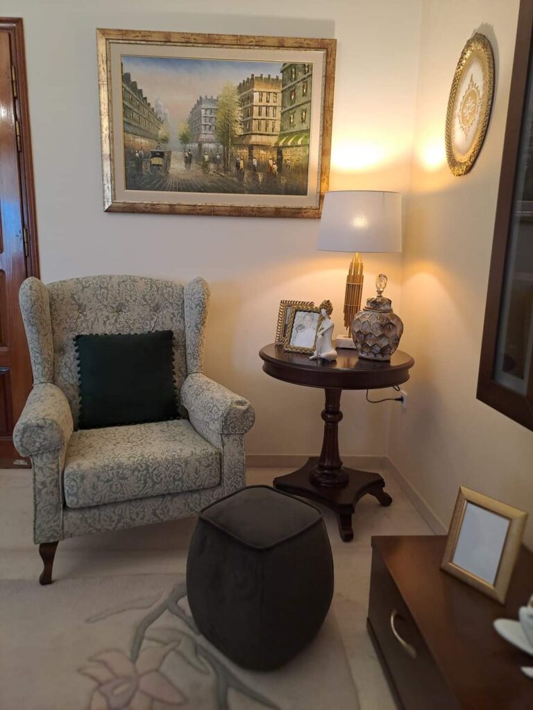 Διακόσμηση γωνίας με μπερζέρα και τραπεζάκι