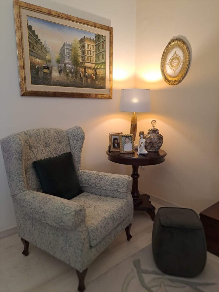 Διακόσμηση γωνίας με μπερζέρα και τραπεζάκι