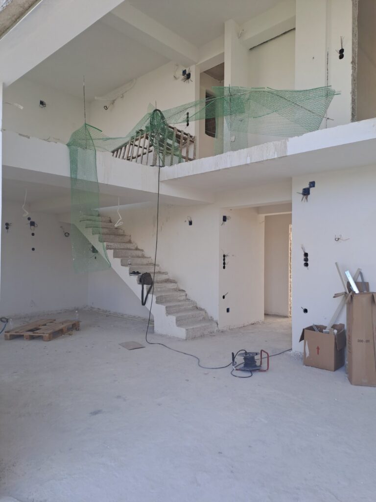 Σαλόνι και σκάλα στην κουζίνα