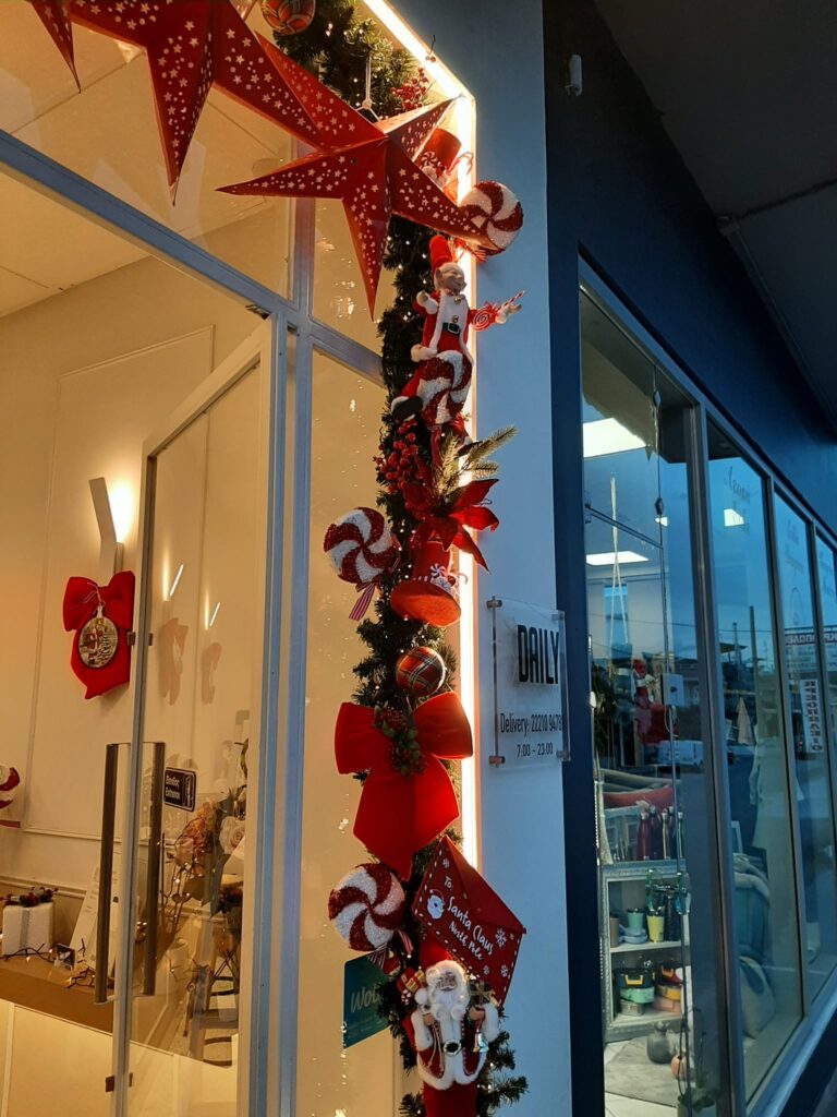 Χριστουγεννιάτικη διακόσμηση καταστήματος