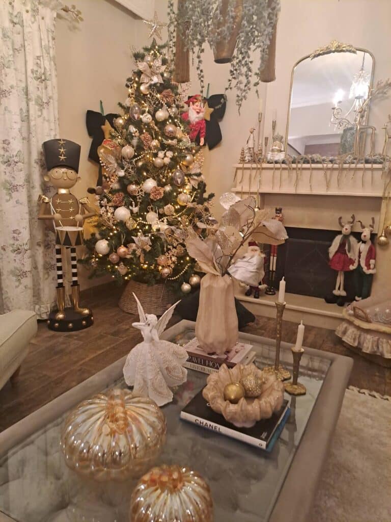 Χριστουγεννιάτικος στολισμός σαλόνι 2024